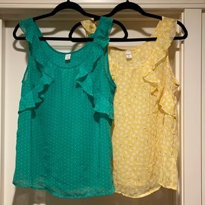 Set of two ruffle sleeveless blouse